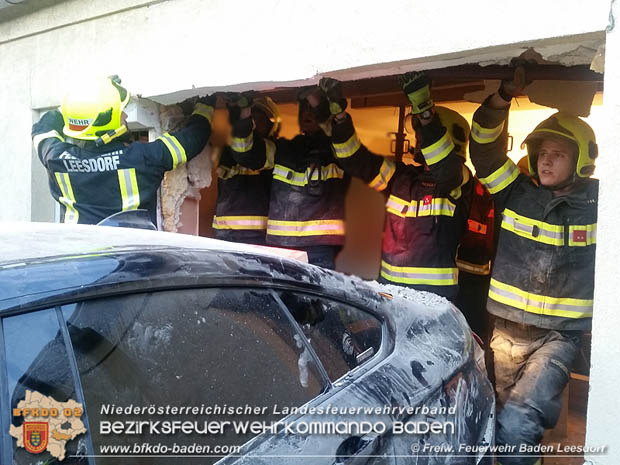 20180423 Garnitur der Badner Bahn erfasst abgestellten Pkw in Baden Ortsteil Leesdorf Foto: © Stefan Wagner FF Baden-Leesdorf 20180423 Garnitur der Badner Bahn erfasst abgestellten Pkw in Baden Ortsteil Leesdorf Foto: © Stefan Wagner FF Baden-Leesdorf