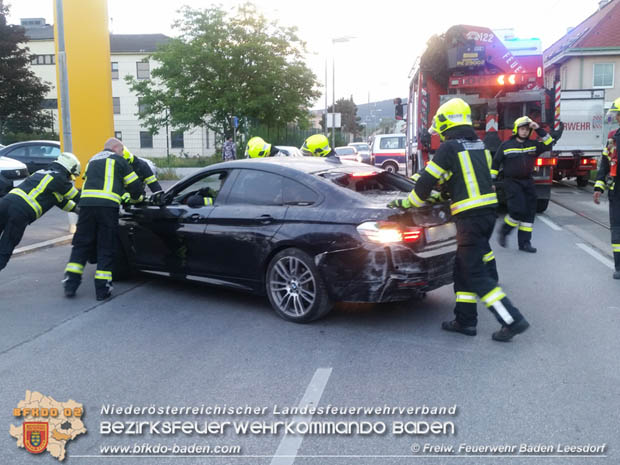 20180423 Garnitur der Badner Bahn erfasst abgestellten Pkw in Baden Ortsteil Leesdorf Foto: © Stefan Wagner FF Baden-Leesdorf 20180423 Garnitur der Badner Bahn erfasst abgestellten Pkw in Baden Ortsteil Leesdorf Foto: © Stefan Wagner FF Baden-Leesdorf