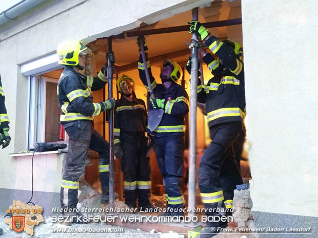 20180423 Garnitur der Badner Bahn erfasst abgestellten Pkw in Baden Ortsteil Leesdorf Foto: © Stefan Wagner FF Baden-Leesdorf 20180423 Garnitur der Badner Bahn erfasst abgestellten Pkw in Baden Ortsteil Leesdorf Foto: © Stefan Wagner FF Baden-Leesdorf