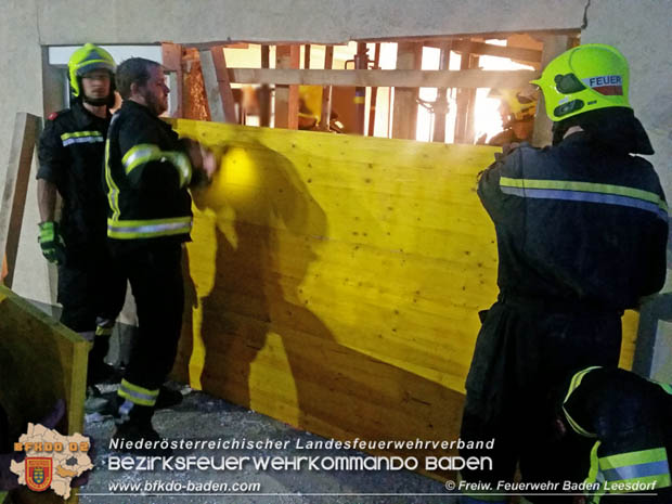 20180423 Garnitur der Badner Bahn erfasst abgestellten Pkw in Baden Ortsteil Leesdorf Foto: © Stefan Wagner FF Baden-Leesdorf 20180423 Garnitur der Badner Bahn erfasst abgestellten Pkw in Baden Ortsteil Leesdorf Foto: © Stefan Wagner FF Baden-Leesdorf