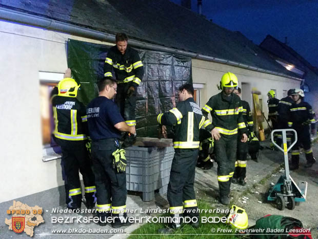 20180423 Garnitur der Badner Bahn erfasst abgestellten Pkw in Baden Ortsteil Leesdorf Foto: © Stefan Wagner FF Baden-Leesdorf 20180423 Garnitur der Badner Bahn erfasst abgestellten Pkw in Baden Ortsteil Leesdorf Foto: © Stefan Wagner FF Baden-Leesdorf