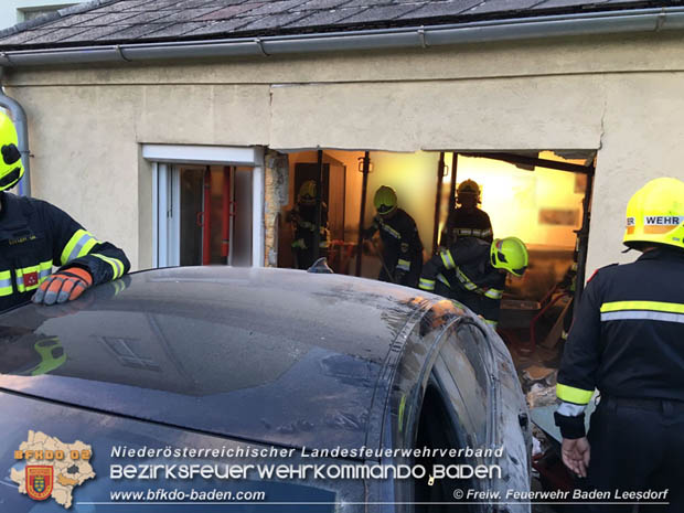 20180423 Garnitur der Badner Bahn erfasst abgestellten Pkw in Baden Ortsteil Leesdorf Foto: © Harald Pristou FF Baden-Leesdorf 20180423 Garnitur der Badner Bahn erfasst abgestellten Pkw in Baden Ortsteil Leesdorf Foto: © Harald Pristou FF Baden-Leesdorf