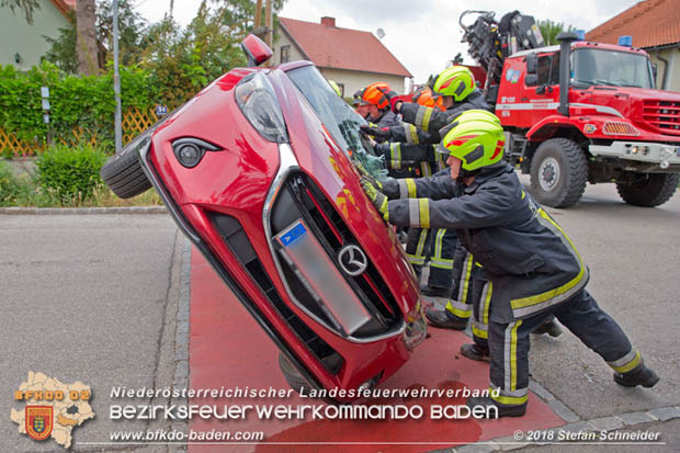 20180524 Verkehrsunfall mit Unfallgegnerflucht mitten im Tribuswinkler Wohngebiet  Foto: © Stefan Schneider