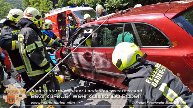 20180604 Verkehrsunfall im Helenental  Foto:  © Freiwillige Feuerwehr Baden-Stadt