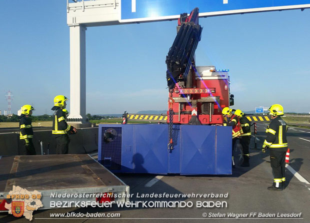 20180610 Verlorenes Stromaggregat auf der A2 Suedautobahn Foto: © Stefan Wagner FF Baden-Leesdorf 20180610 Verlorenes Stromaggregat auf der A2 Suedautobahn Foto: © Stefan Wagner FF Baden-Leesdorf