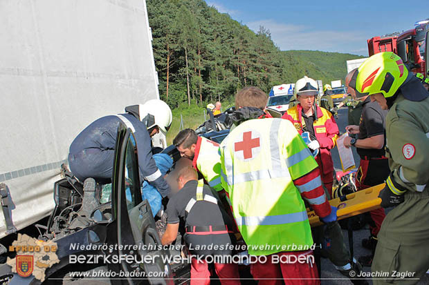 20180618 Schwerer Verkehrsunfall auf der A21 bei Alland (Bezirk Baden)  Foto: © Joachim Zagler FF Alland