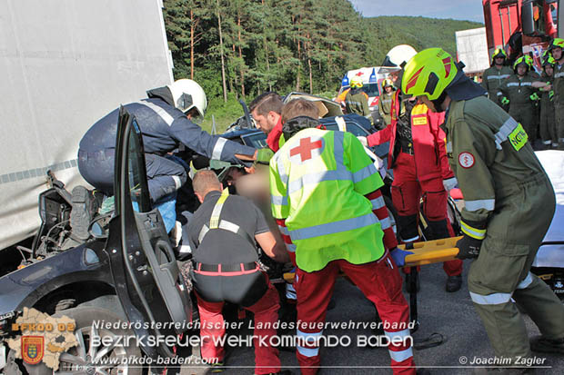20180618 Schwerer Verkehrsunfall auf der A21 bei Alland (Bezirk Baden)  Foto: © Joachim Zagler FF Alland