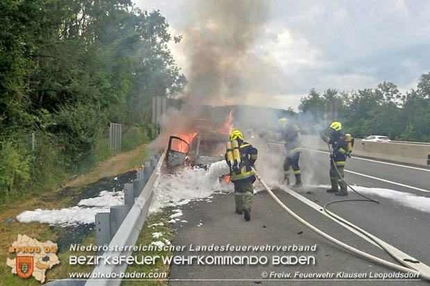 20180624 Fahrzeug Vollbrand auf der A21 zwischen Hochstrass und Alland  Foto: © Freiwillige Feuerwehr Klausen-Leopoldsdorf