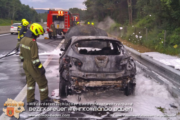 20180624 Fahrzeug Vollbrand auf der A21 zwischen Hochstrass und Alland  Foto: © Freiwillige Feuerwehr Klausen-Leopoldsdorf