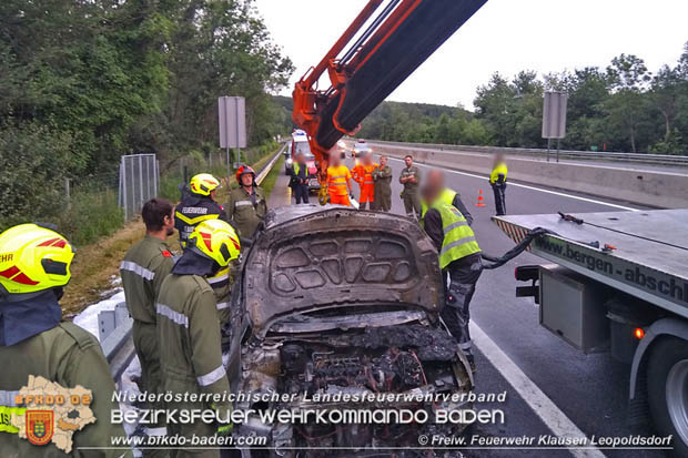 20180624 Fahrzeug Vollbrand auf der A21 zwischen Hochstrass und Alland  Foto: © Freiwillige Feuerwehr Klausen-Leopoldsdorf