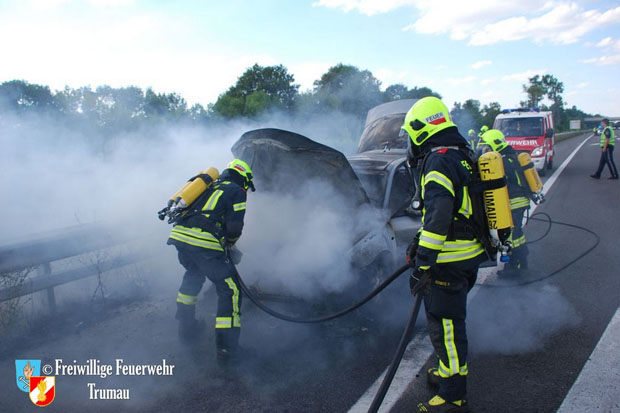 20180702 Pkw geriet auf der A3 in Vollbrand zwischen Trumau und Ebreichsdorf Foto: © Freiwillige Feuerwehr Trumau 20180702 Pkw geriet auf der A3 in Vollbrand zwischen Trumau und Ebreichsdorf Foto: © Freiwillige Feuerwehr Trumau