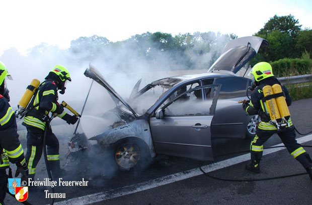 20180702 Pkw geriet auf der A3 in Vollbrand zwischen Trumau und Ebreichsdorf Foto: © Freiwillige Feuerwehr Trumau 20180702 Pkw geriet auf der A3 in Vollbrand zwischen Trumau und Ebreichsdorf Foto: © Freiwillige Feuerwehr Trumau