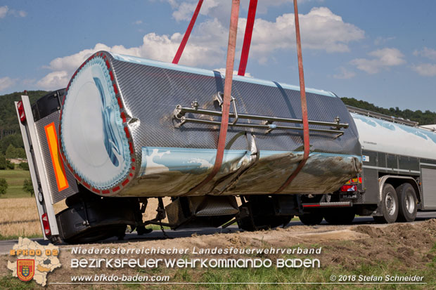 20180703 Lkw Bergung LB210 Alland -Mayerling Foto: © Stefan Schneider 20180703 Lkw Bergung LB210 Alland -Mayerling Foto: © Stefan Schneider