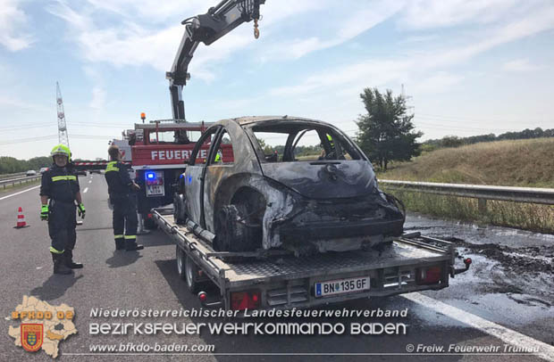 20180803 Pkw Vollbrand auf der A3 zwischen Trumau und Ebreichsdorf NORD Foto: © Freiwillige Feuerwehr Trumau 20180803 Pkw Vollbrand auf der A3 zwischen Trumau und Ebreichsdorf NORD Foto: © Freiwillige Feuerwehr Trumau