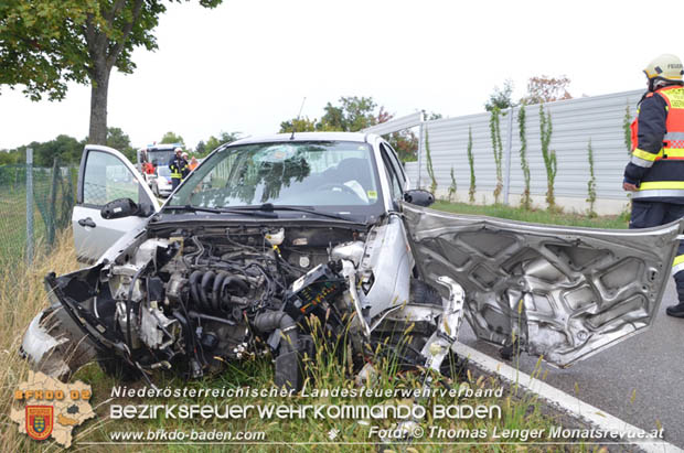 20180814 Pkw prallt auf der Landesstrasse 157 gegen Laermschutzwand  Foto: © Thomas Lenger Monatsrevue.at