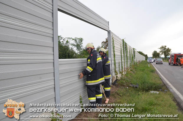 20180814 Pkw prallt auf der Landesstrasse 157 gegen Laermschutzwand  Foto: © Thomas Lenger Monatsrevue.at