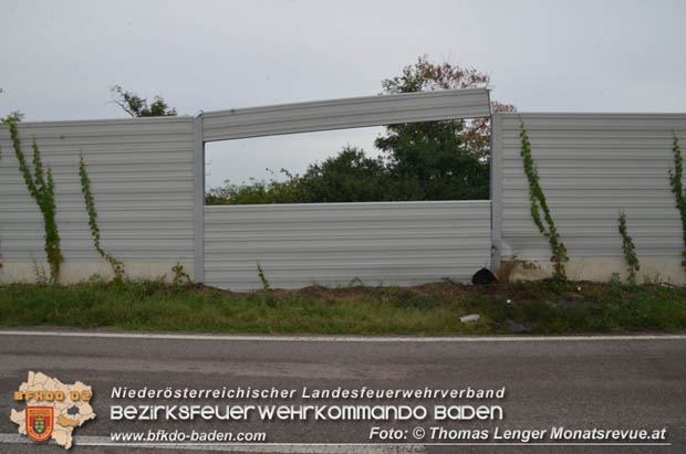 20180814 Pkw prallt auf der Landesstrasse 157 gegen Laermschutzwand  Foto: © Thomas Lenger Monatsrevue.at