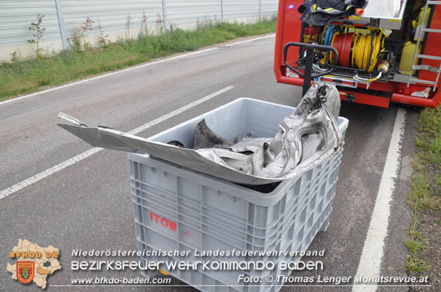 20180814 Pkw prallt auf der Landesstrasse 157 gegen Laermschutzwand  Foto: © Thomas Lenger Monatsrevue.at