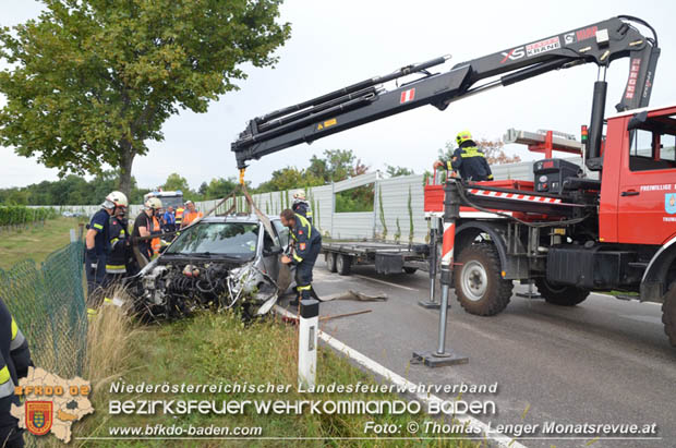 20180814 Pkw prallt auf der Landesstrasse 157 gegen Laermschutzwand  Foto: © Thomas Lenger Monatsrevue.at