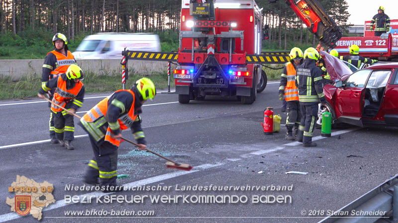 20180912 Verkehrsunfall mit 3 Verletzten auf der A2 bei Leobersdorf Foto: © Stefan Schneider 20180912 Verkehrsunfall mit 3 Verletzten auf der A2 bei Leobersdorf Foto: © Stefan Schneider