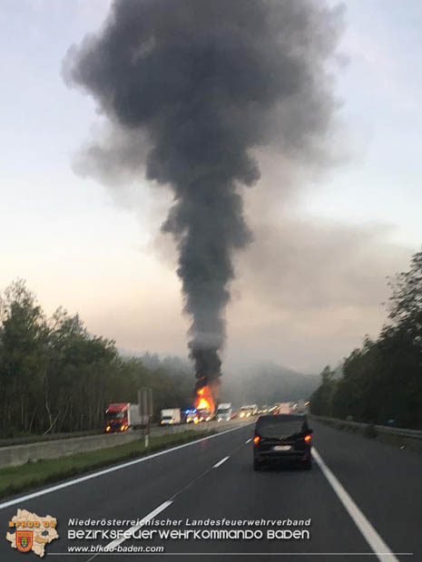 20180926 Reisebus in Vollabrand auf der A21 bei Hochstraß   Fotos: © FF Alland; FF Hochstraß; FF Groisbach