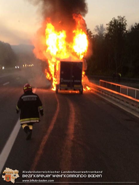 20180926 Reisebus in Vollabrand auf der A21 bei Hochstraß   Fotos: © FF Alland; FF Hochstraß; FF Groisbach