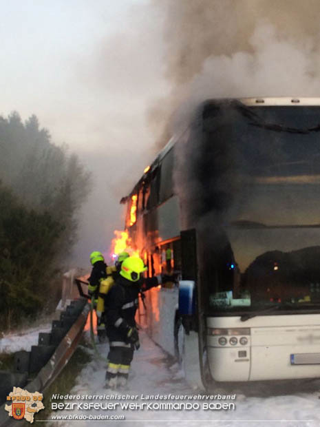 20180926 Reisebus in Vollabrand auf der A21 bei Hochstraß   Fotos: © FF Alland; FF Hochstraß; FF Groisbach