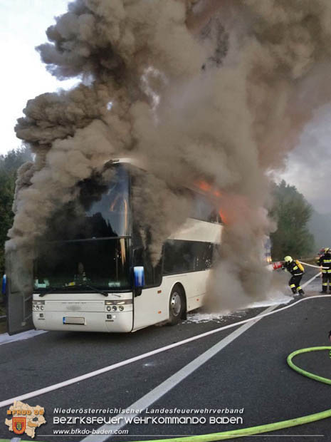 20180926 Reisebus in Vollabrand auf der A21 bei Hochstraß   Fotos: © FF Alland; FF Hochstraß; FF Groisbach