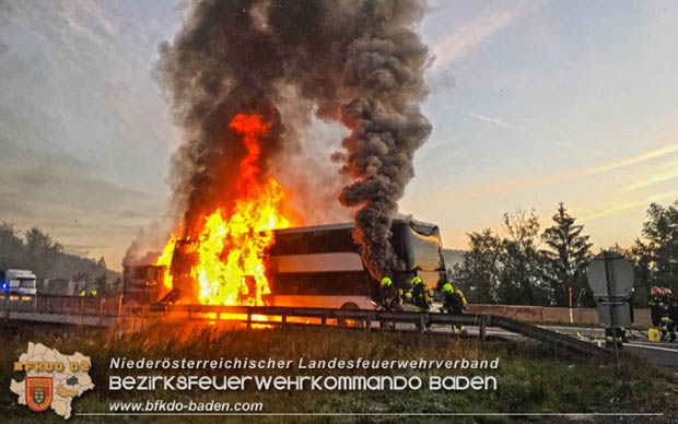 20180926 Reisebus in Vollabrand auf der A21 bei Hochstraß   Fotos: © FF Alland; FF Hochstraß; FF Groisbach