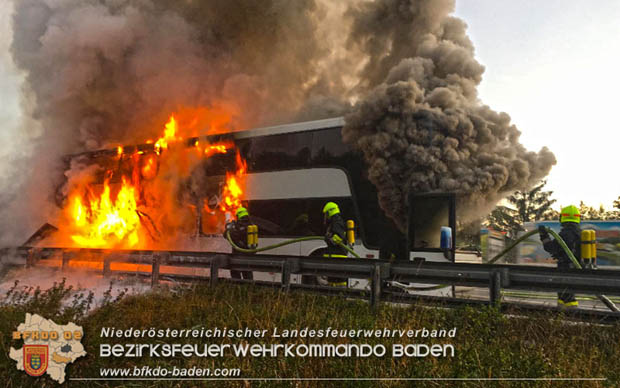 20180926 Reisebus in Vollabrand auf der A21 bei Hochstraß   Fotos: © FF Alland; FF Hochstraß; FF Groisbach