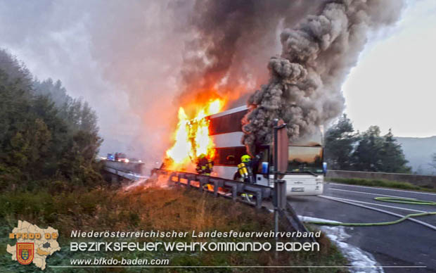 20180926 Reisebus in Vollabrand auf der A21 bei Hochstraß   Fotos: © FF Alland; FF Hochstraß; FF Groisbach