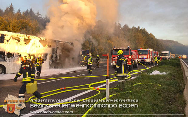 20180926 Reisebus in Vollabrand auf der A21 bei Hochstraß   Fotos: © FF Alland; FF Hochstraß; FF Groisbach