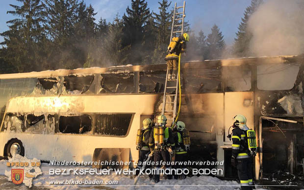 20180926 Reisebus in Vollabrand auf der A21 bei Hochstraß   Fotos: © FF Alland; FF Hochstraß; FF Groisbach