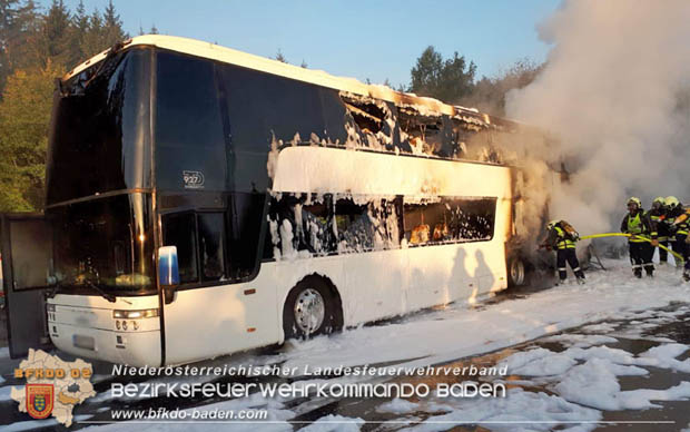 20180926 Reisebus in Vollabrand auf der A21 bei Hochstraß   Fotos: © FF Alland; FF Hochstraß; FF Groisbach
