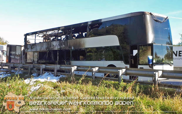 20180926 Reisebus in Vollabrand auf der A21 bei Hochstraß Fotos: © FF Alland; FF Hochstraß; FF Groisbach