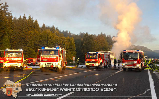 20180926 Reisebus in Vollabrand auf der A21 bei Hochstraß   Fotos: © FF Alland; FF Hochstraß; FF Groisbach