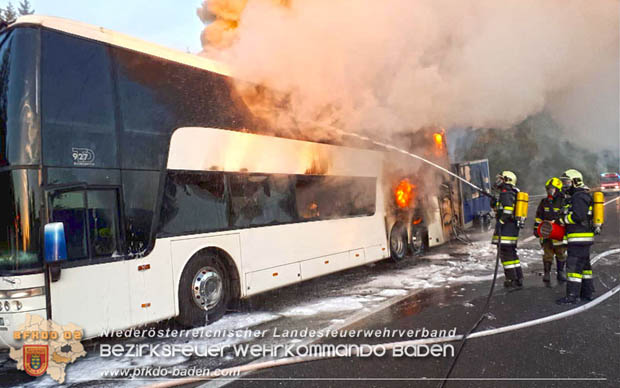20180926 Reisebus in Vollabrand auf der A21 bei Hochstraß   Fotos: © FF Alland; FF Hochstraß; FF Groisbach