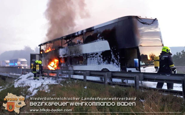 20180926 Reisebus in Vollabrand auf der A21 bei Hochstraß   Fotos: © FF Alland; FF Hochstraß; FF Groisbach