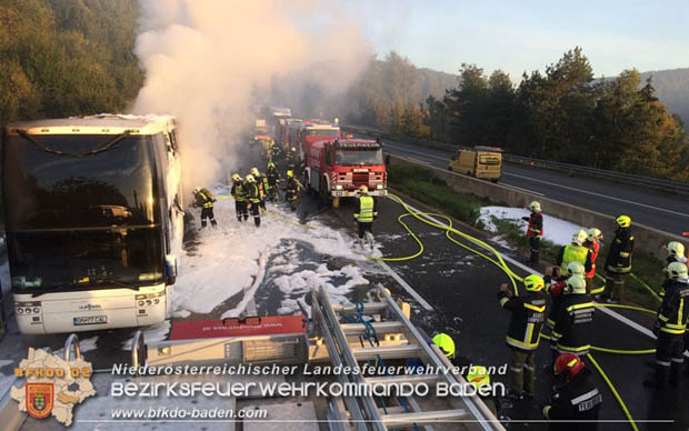 20180926 Reisebus in Vollabrand auf der A21 bei Hochstraß   Fotos: © FF Alland; FF Hochstraß; FF Groisbach