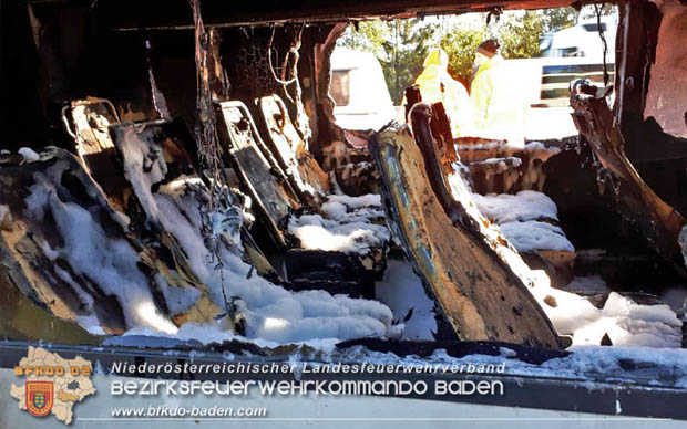 20180926 Reisebus in Vollabrand auf der A21 bei Hochstraß   Fotos: © FF Alland; FF Hochstraß; FF Groisbach