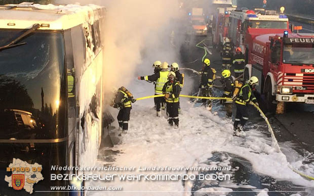 20180926 Reisebus in Vollabrand auf der A21 bei Hochstraß   Fotos: © FF Alland; FF Hochstraß; FF Groisbach
