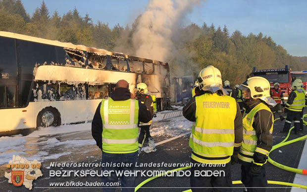 20180926 Reisebus in Vollabrand auf der A21 bei Hochstraß   Fotos: © FF Alland; FF Hochstraß; FF Groisbach
