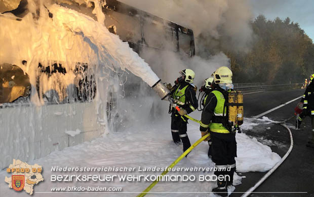 20180926 Reisebus in Vollabrand auf der A21 bei Hochstraß   Fotos: © FF Alland; FF Hochstraß; FF Groisbach