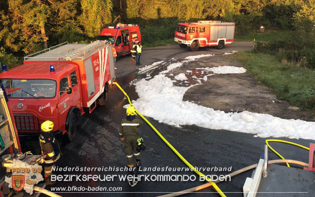 20180926 Reisebus in Vollabrand auf der A21 bei Hochstraß Fotos: © FF Alland; FF Hochstraß; FF Groisbach