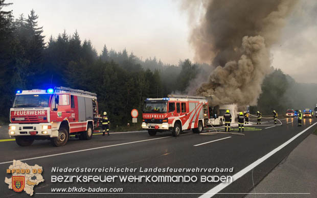 20180926 Reisebus in Vollabrand auf der A21 bei Hochstraß Fotos: © FF Alland; FF Hochstraß; FF Groisbach