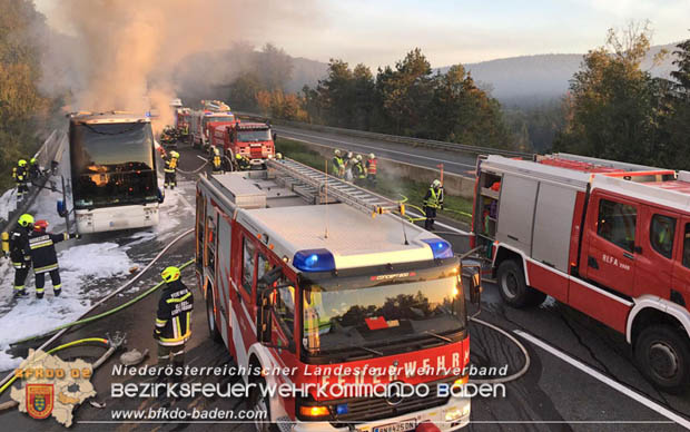 20180926 Reisebus in Vollabrand auf der A21 bei Hochstraß   Fotos: © FF Alland; FF Hochstraß; FF Groisbach