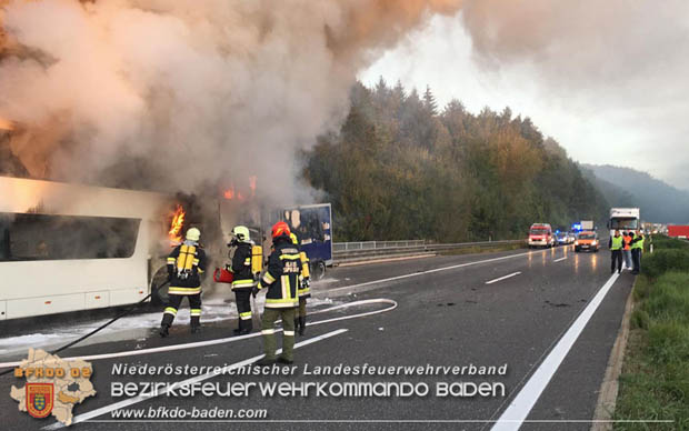 20180926 Reisebus in Vollabrand auf der A21 bei Hochstraß   Fotos: © FF Alland; FF Hochstraß; FF Groisbach
