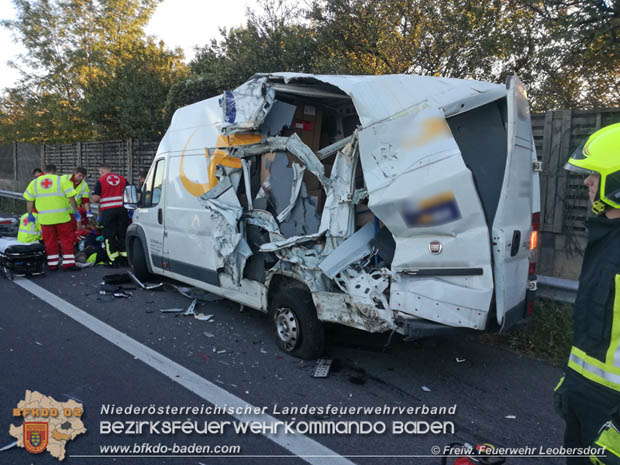 20180927 Lkw Tankwagenzug prallt auf der A2 gegen Kleintransporter  Foto: © Freiwillige Feuerwehr Leobersdorf