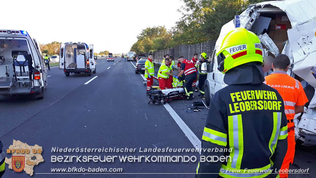 20180927 Lkw Tankwagenzug prallt auf der A2 gegen Kleintransporter Foto: © Freiwillige Feuerwehr Leobersdorf 20180927 Lkw Tankwagenzug prallt auf der A2 gegen Kleintransporter Foto: © Freiwillige Feuerwehr Leobersdorf