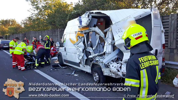 20180927 Lkw Tankwagenzug prallt auf der A2 gegen Kleintransporter Foto: © Freiwillige Feuerwehr Leobersdorf 20180927 Lkw Tankwagenzug prallt auf der A2 gegen Kleintransporter Foto: © Freiwillige Feuerwehr Leobersdorf
